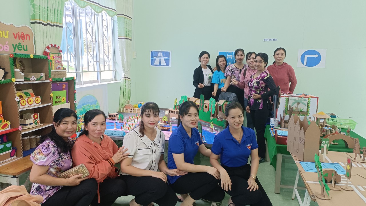 Tham gia hội thi làm đồ dùng dạy học cấp mầm non huyện Mỹ Tú năm học 2023-2024