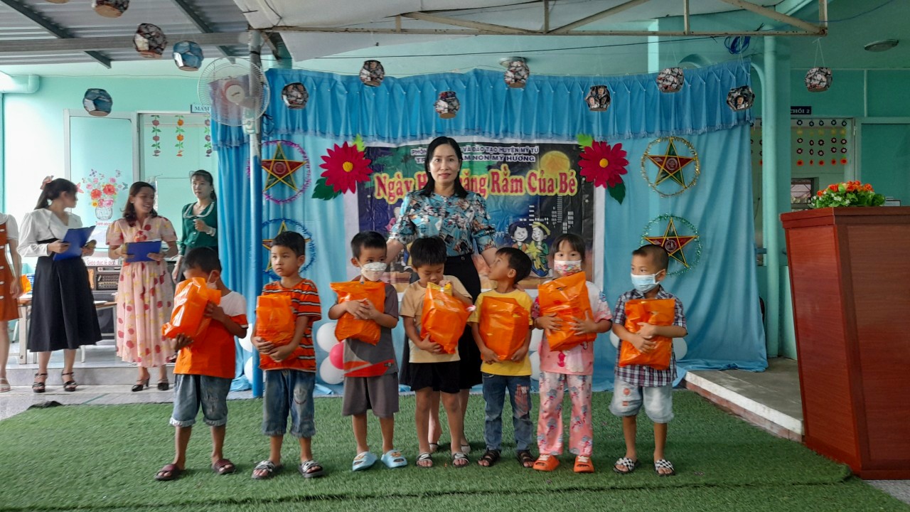 Trẻ được tặng quà tết Trung thu