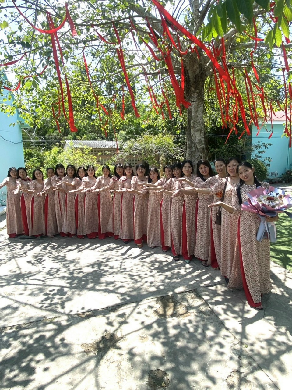 Tập thể cán bộ giáo viên- nhân viên trường