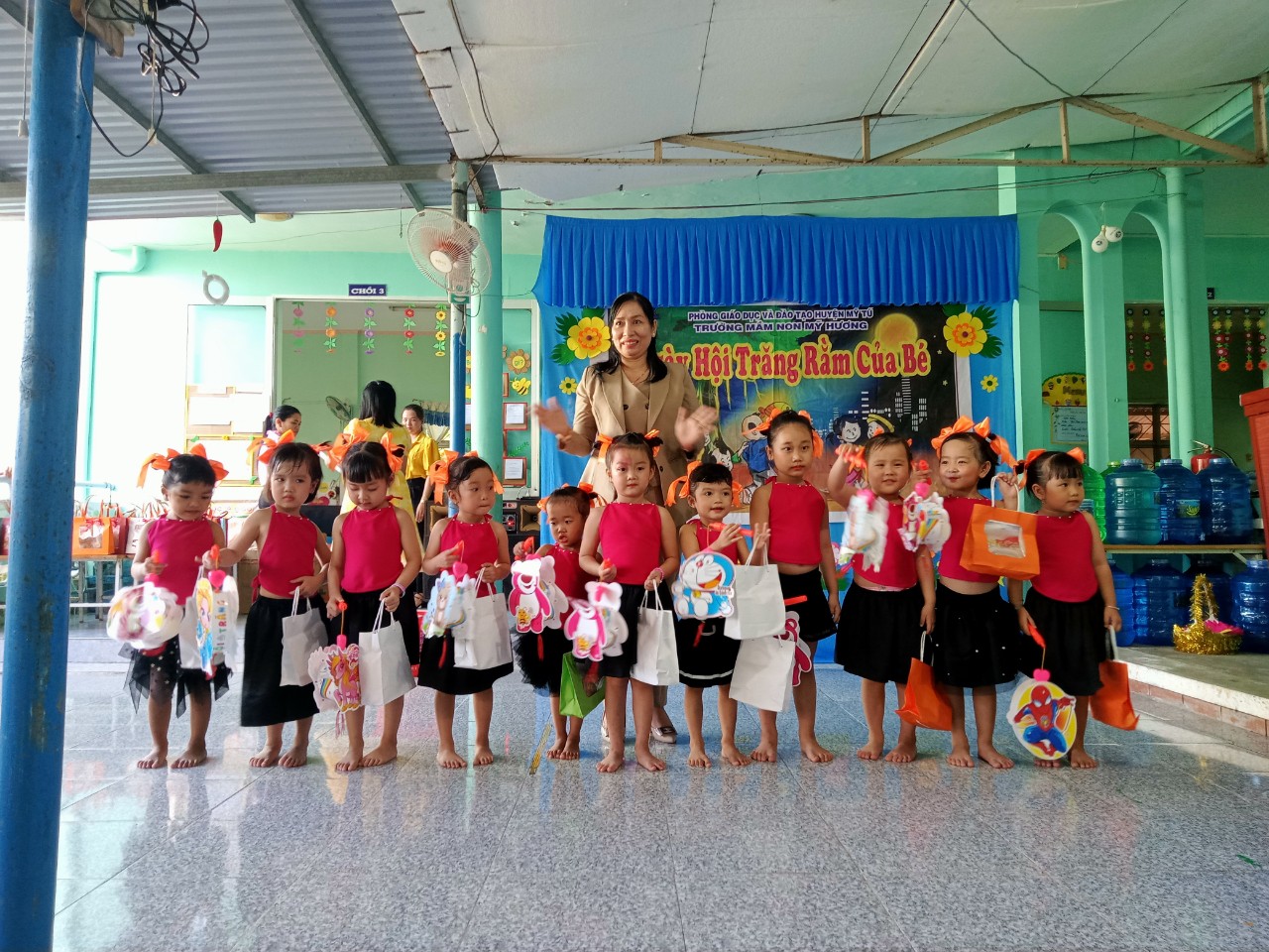 Chiều ngày 29/9/2023 (15/8 âm lịch) Trường MN Mỹ Hương tổ chức bé vui tết trung thu.