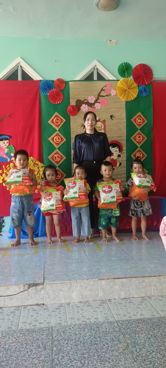 Ngày 19/01/2024 cô Đỗ Thị Cẩm Tú- Hiệu trưởng trường mầm non Mỹ Hương đã đến tất cả các điểm của trường MN Mỹ Hương để trao các phần quà tết đến cho các bé có hoàn cảnh đặc biệt khó khăn của trường.