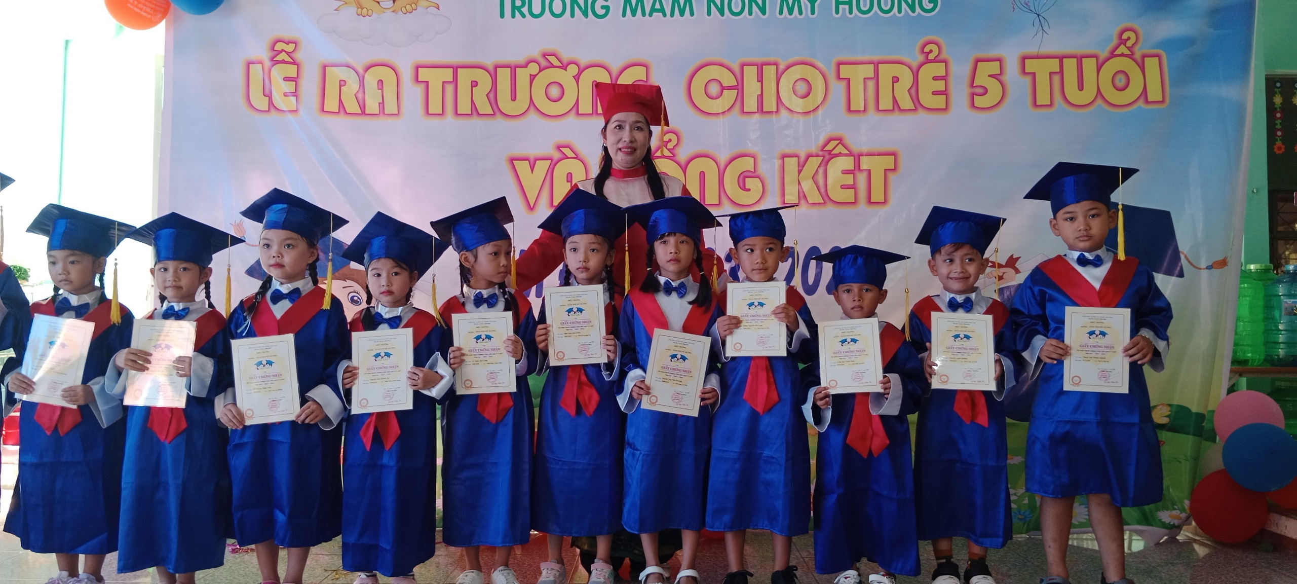 Lễ trao giấy chứng nhận hoàn thành chương trình cho trẻ 5 tuổi và tổng kết năm học 2023-2024