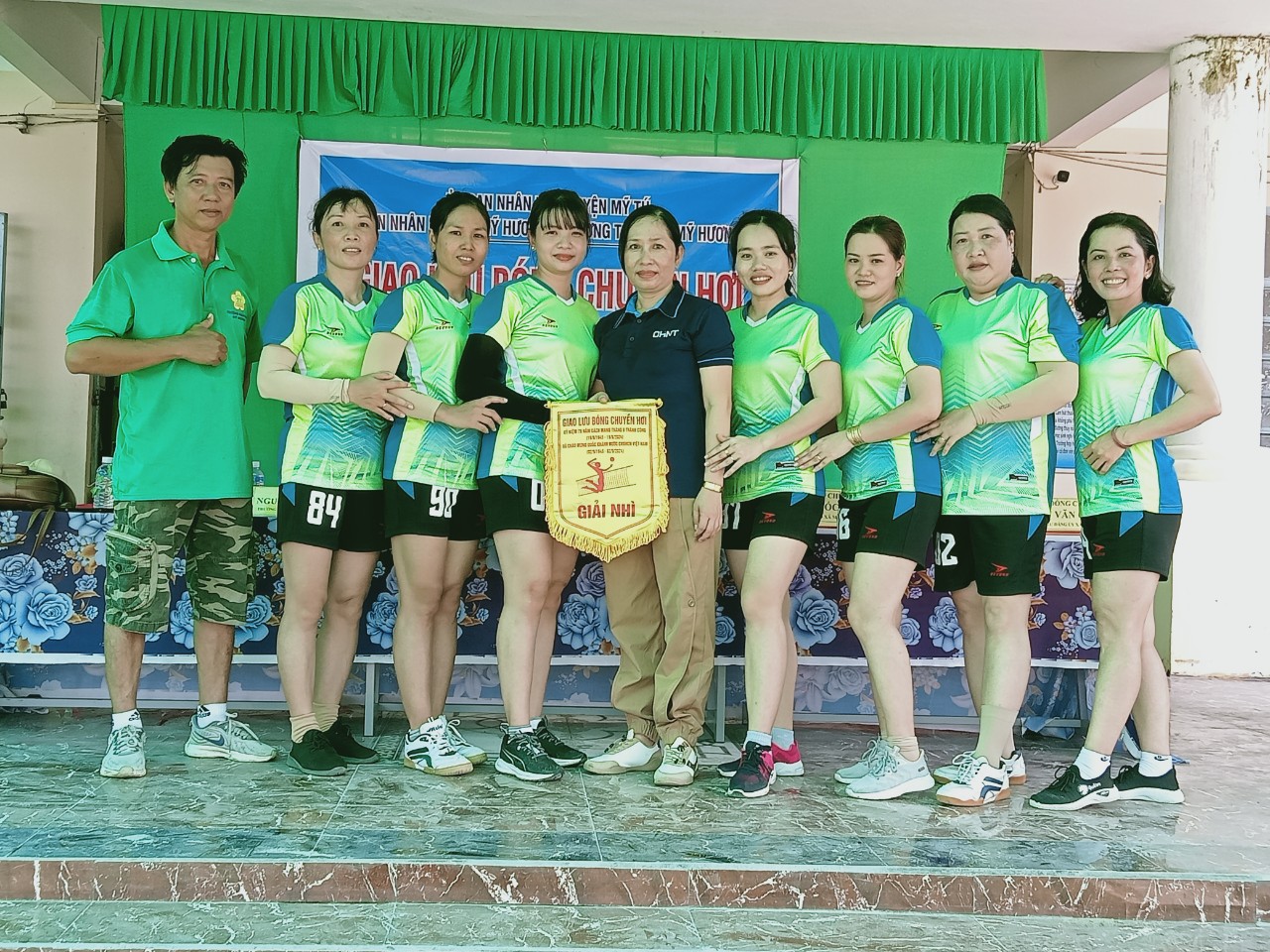 Giao lưu bóng chuyền tại trường Tiểu học Mỹ Hương A